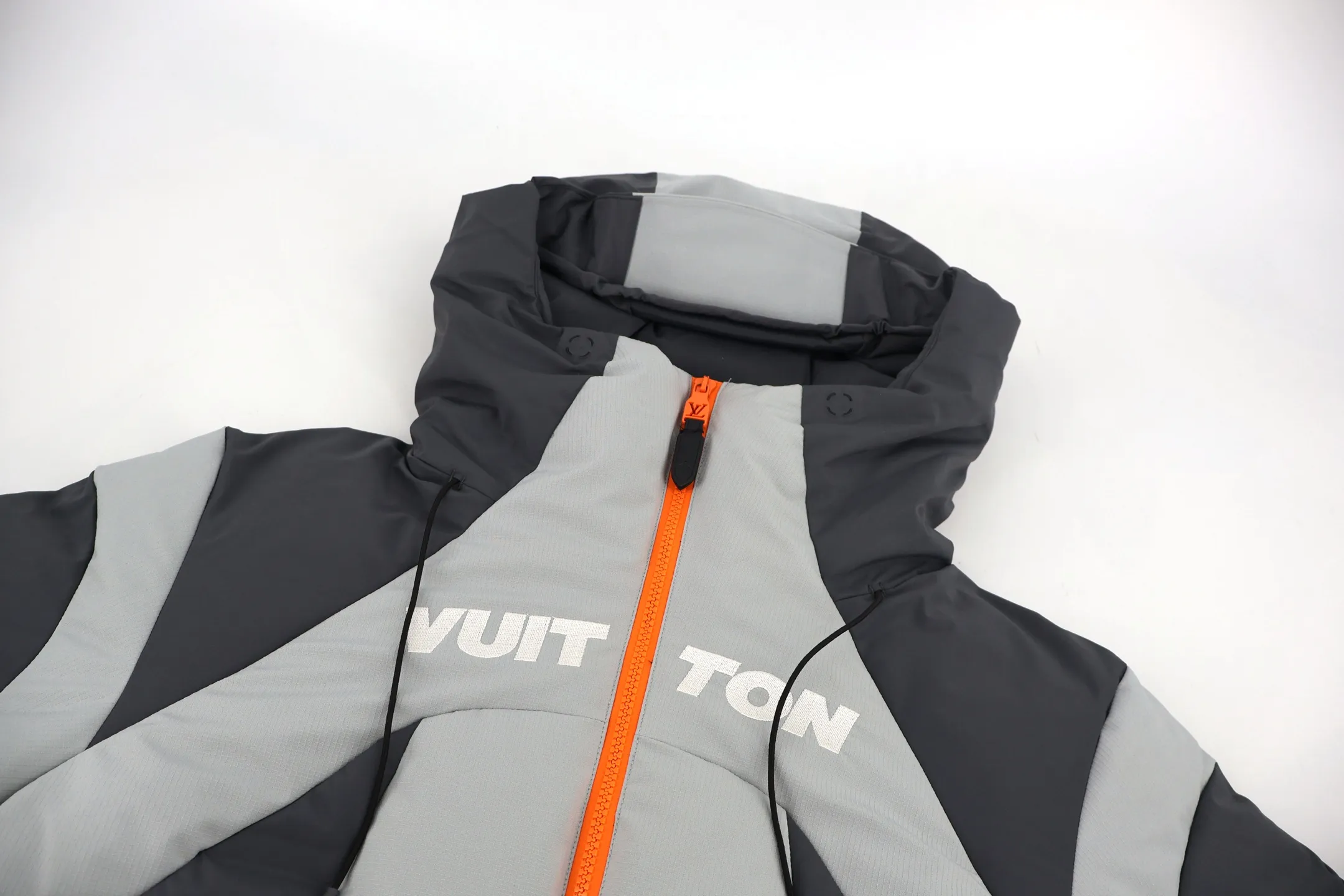 🅿️2120 1v SKI ski series functional down jacket perfectly combines luxury and functionality. This ski jacket is embellished with Louis Vuitton’s iconic Monogram elements, and the contrasting stitching design outlines a futuristic silhouette. The bright orange zipper is not only the visual focus, but also symbolizes fearless exploration in the world of ice and snow. The oversized LV classic floral pattern on the back blooms with eye-catching vitality in the gray color block, making you a sight that cannot be ignored on the snowy slopes. Windproof and waterproof technical fabrics with thermal padding can withstand the cold while remaining lightweight and comfortable. The Monogram details on the cuffs reveal brand recognition in a low-key manner. Size:50-52-54-56